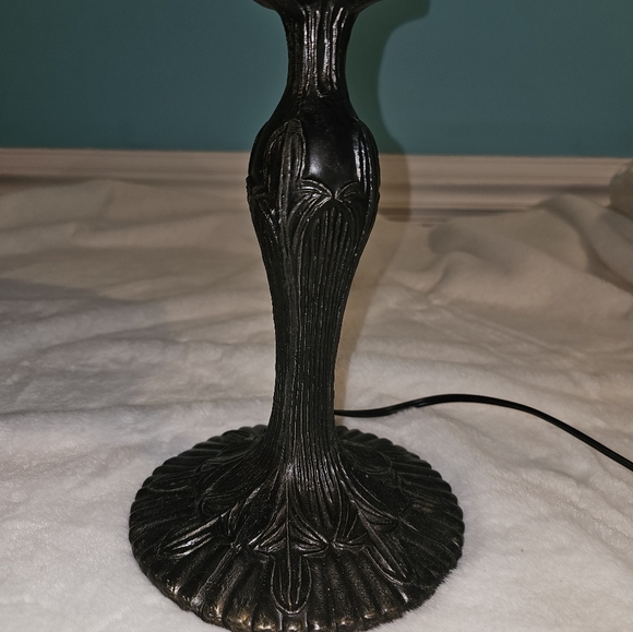 Dale Tiffany Teller Stained Glass Table Accent Lamp with Floral Design - Picture 4 of 7